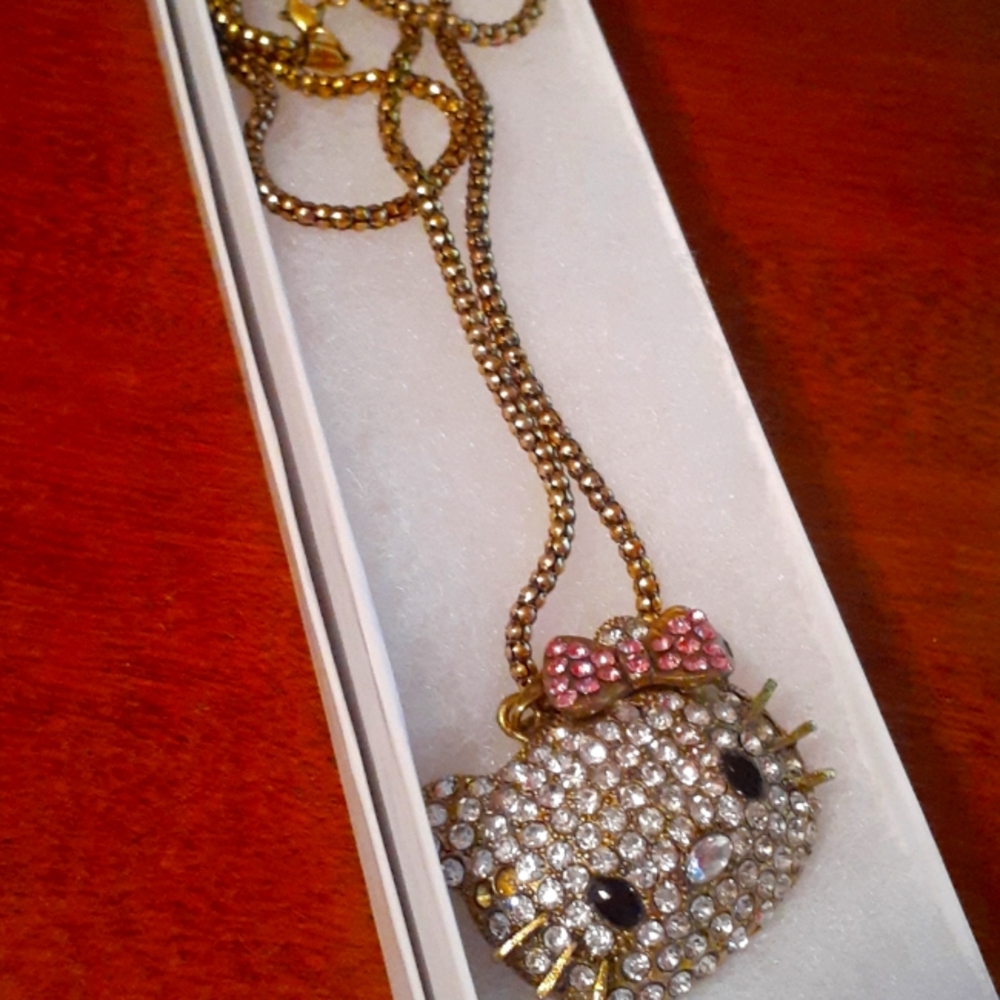 Hello kitty necklace